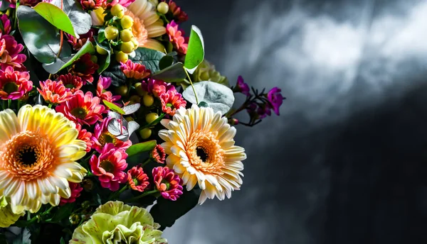 Kompozice Kyticí Čerstvě Nakrájených Květin — Stock fotografie
