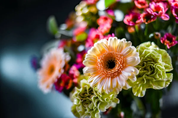 Composición Con Ramo Flores Recién Cortadas —  Fotos de Stock