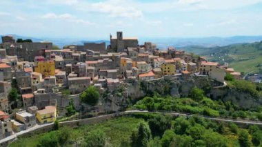 Calascibetta 'nın havadan görünüşü, İtalya' nın Sicilya eyaletinin Enna iline bağlı bir komündür.