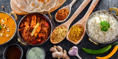 Hint yemekleri ile kompozisyon: medras paneer, palak paneer ve shahi paneer ile orijinal Hint karahi kaplarında servis edilen basmati pilavı.