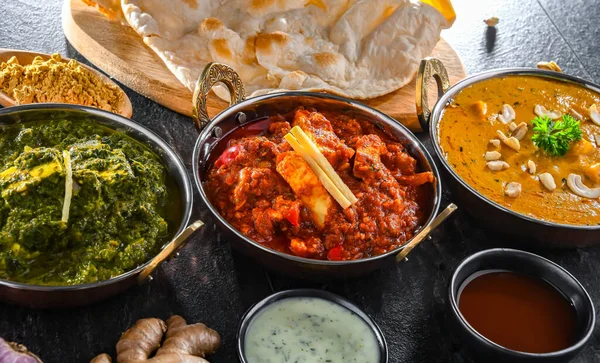 配以印度菜的配料 玛德拉斯薄板 棕榈薄板和沙希薄板 配以印度原汁原味的卡拉希饭锅 — 图库照片