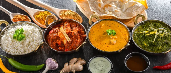 インド料理との組み合わせ マドラス パニエル パラック パニエル シャヒ パニエルとバスマティ ライスを元のインドのカラヒ鍋で提供 — ストック写真