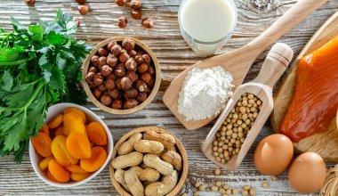 Yumurta, süt, soya, fındık, balık, deniz ürünleri, buğday unu, hardal, kurutulmuş kayısı ve kereviz de dahil olmak üzere genel gıda alerjisi olan bileşim.