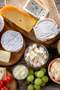 Peynir, süt ve yoğurt gibi çeşitli süt ürünleri..