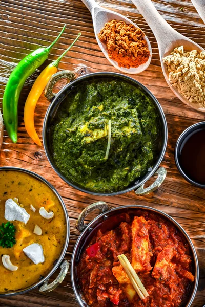 インド料理との組み合わせ マドラス パニエル パラック パニエル シャヒ パニエルとバスマティ ライスを元のインドのカラヒ鍋で提供 — ストック写真