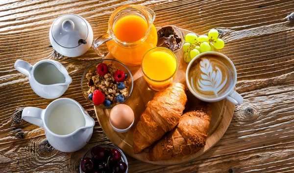 Snídaně Podávaná Kávou Pomerančovým Džusem Croissanty Vejcem — Stock fotografie