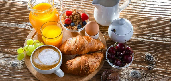 Śniadanie Serwowane Kawą Sokiem Pomarańczowym Rogalikami Jajkiem — Zdjęcie stockowe