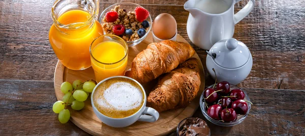 Frukost Serveras Med Kaffe Apelsinjuice Croissanter Och Ägg — Stockfoto