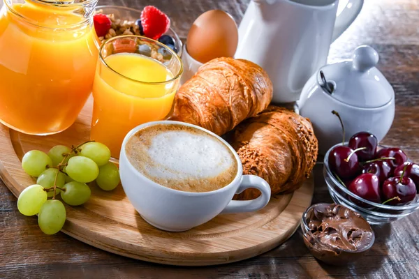Frühstück Mit Kaffee Orangensaft Croissants Und — Stockfoto