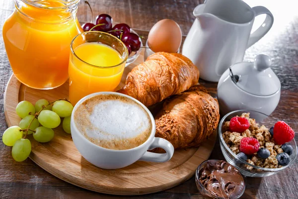 Πρωινό Σερβίρεται Καφέ Χυμό Πορτοκαλιού Κρουασάν Και Αυγό — Φωτογραφία Αρχείου