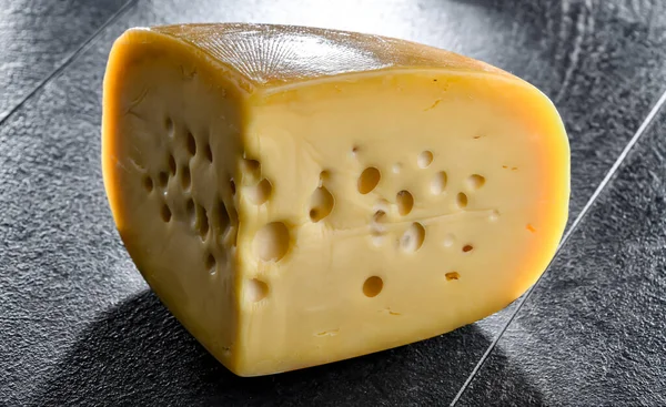 Žlutý Středně Tvrdý Sýr Klasifikovaný Jako Sýr Švýcarského Nebo Alpského — Stock fotografie