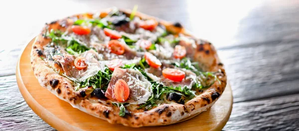 Pizza Italiana Servita Con Prosciutto Formaggio Pomodori Rucola — Foto Stock