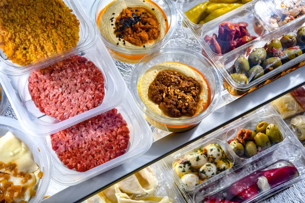 Plastik Kutularda Önceden Paketlenmiş Gıda Ürünlerinin Bir Görüntüsü — Stok fotoğraf