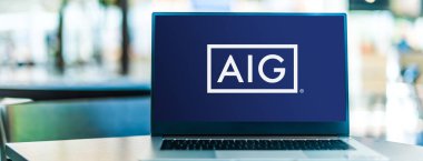 POZNAN, POL - 9 Haziran 2023: Çok uluslu Amerikan finans ve sigorta şirketi American International Group 'un logosunu gösteren dizüstü bilgisayar