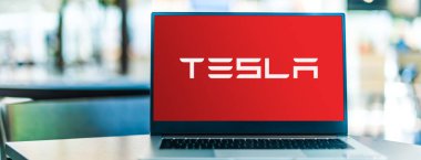 POZNAN, POL - 11 APR 2023: Merkezi Austin, Teksas, ABD 'de bulunan çok uluslu bir otomotiv ve temiz enerji şirketi olan Tesla' nın logosunu gösteren dizüstü bilgisayar