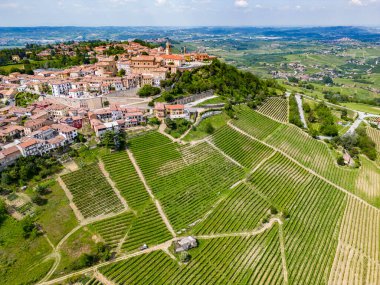 La Morra 'nın İtalya' nın Piedmont eyaletindeki havadan görüntüsü..