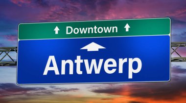 Antwerp şehrine giden yolu gösteren tabela..
