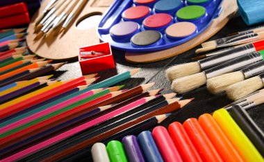 Resim ve çizim için okul aksesuarlarıyla kompozisyon.