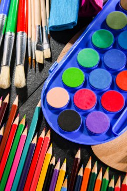 Resim ve çizim için okul aksesuarlarıyla kompozisyon.