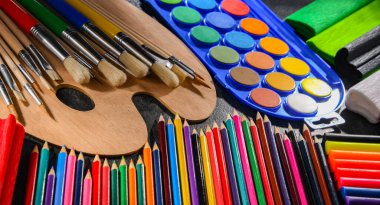 Resim ve çizim için okul aksesuarlarıyla kompozisyon.