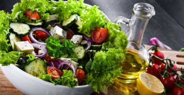 Sebze salatalı kompozisyon. Dengeli diyet.