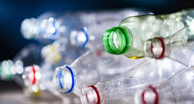 Boş karbonatlı içecek şişeleri. Plastik atık