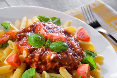 Makarna dilimli kompozisyon.