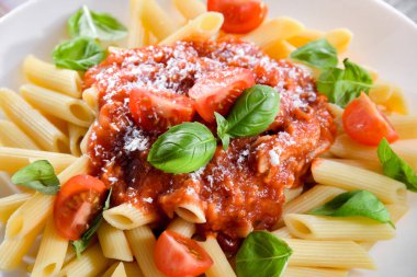 Makarna dilimli kompozisyon.