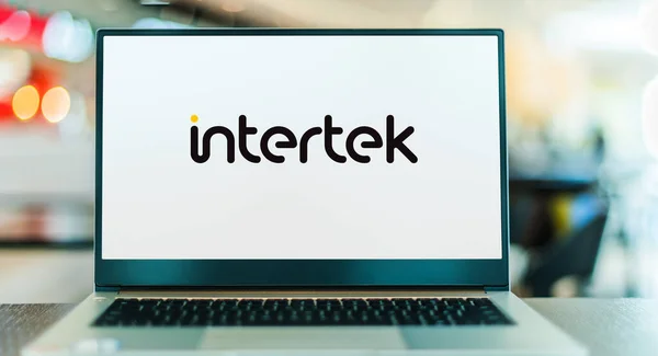 Poznan Pol Feb 2023 总部设在伦敦的跨国保证 产品测试和认证公司Intertek Group的笔记本电脑标识 — 图库照片