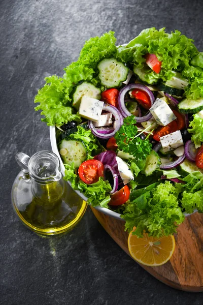 配上蔬菜色拉碗 均衡饮食 — 图库照片