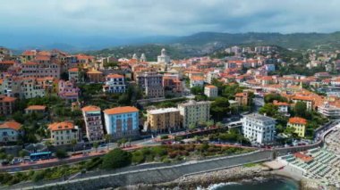 Porto Maurizio 'nun Imperia, Liguria, İtalya' daki İtalyan Rivierası üzerindeki hava manzarası