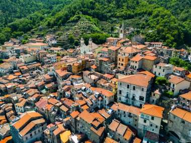 İtalya 'nın Liguria eyaletindeki Ceriana köyünün havadan görünüşü