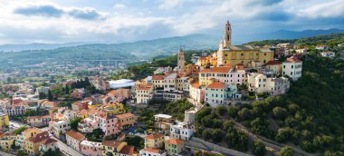 İtalya 'nın Liguria eyaletindeki İtalyan Rivierası üzerindeki Cervo köyünün hava manzarası