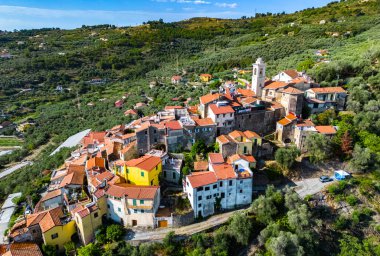 İtalya 'nın Liguria eyaletinin Imperia ilçesine bağlı Torrazza köyü.