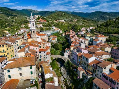 Imperia, Liguria, İtalya 'daki Dolcedo köyünün havadan görünüşü