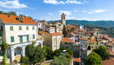 İtalya 'nın Liguria eyaletinin Imperia ilçesine bağlı Torrazza köyü.