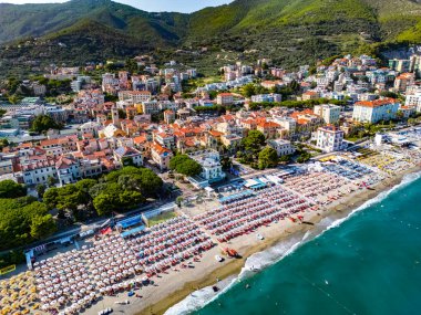 Spotorno 'nun İtalya' nın Savona, Liguria eyaletindeki İtalyan Rivierası üzerindeki hava manzarası