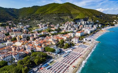 Spotorno 'nun İtalya' nın Savona, Liguria eyaletindeki İtalyan Rivierası üzerindeki hava manzarası