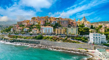 Porto Maurizio 'nun Imperia, Liguria, İtalya' daki İtalyan Rivierası üzerindeki hava manzarası