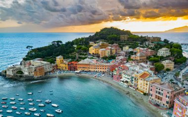 Sestri Levante 'deki Sessizlik Körfezi' nin havadan görünüşü, Liguria, İtalya