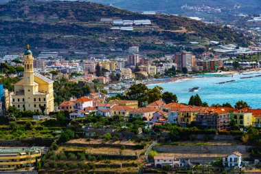 Bussana ve Arma di Taggia 'nın panoramik manzarası Imperia, Liguria, İtalya' daki İtalyan Rivierası üzerine