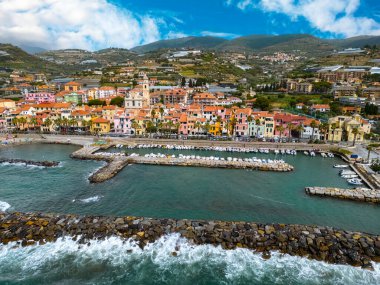 İtalya 'nın Imperia, Liguria eyaletindeki Riva Ligure' nin İtalyan Rivierası üzerindeki hava manzarası.