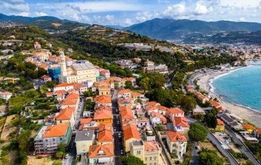 Bussana ve Arma di Taggia 'nın Imperia, Liguria, İtalya' daki İtalyan Rivierası üzerindeki hava manzarası