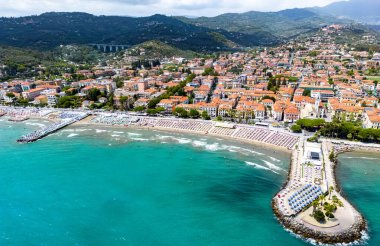 İtalya 'nın Liguria eyaletindeki İtalyan Rivierası' ndaki Diano Marina köyünün havadan görünüşü