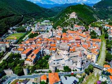 Finalborgo 'nun mimarisi, İtalya' nın Imperia, Liguria eyaletindeki İtalyan Rivierası Finale Ligure 'nin tarihi merkezi..