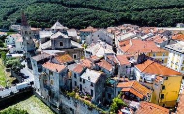 Finalborgo 'nun mimarisi, İtalya' nın Imperia, Liguria eyaletindeki İtalyan Rivierası Finale Ligure 'nin tarihi merkezi..