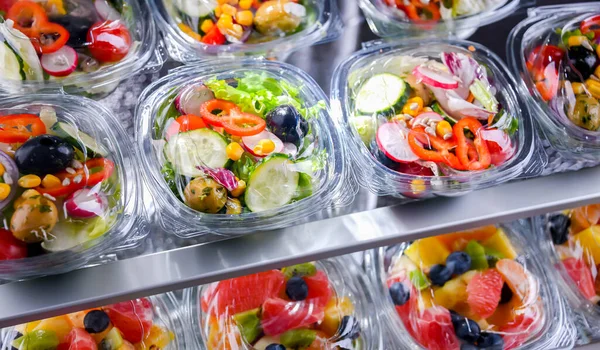 Пластиковые Коробки Готовыми Овощными Салатами Выставленные Продажу Коммерческом Холодильнике — стоковое фото