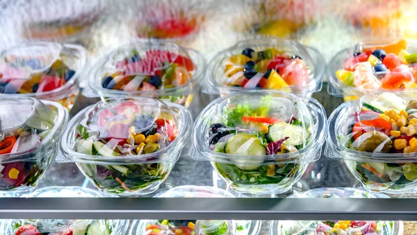 Kunststoffboxen Mit Vorverpackten Obst Und Gemüsesalaten Die Einem Gewerblichen Kühlschrank — Stockfoto