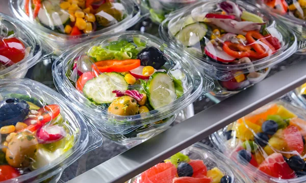 Пластиковые Коробки Готовыми Овощными Салатами Выставленные Продажу Коммерческом Холодильнике — стоковое фото