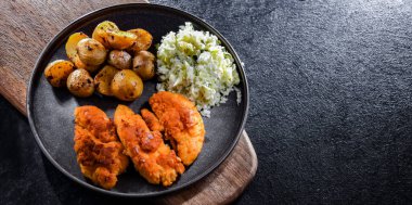 Patates ve lahana ile servis edilen kızarmış tavuk pirzolası..